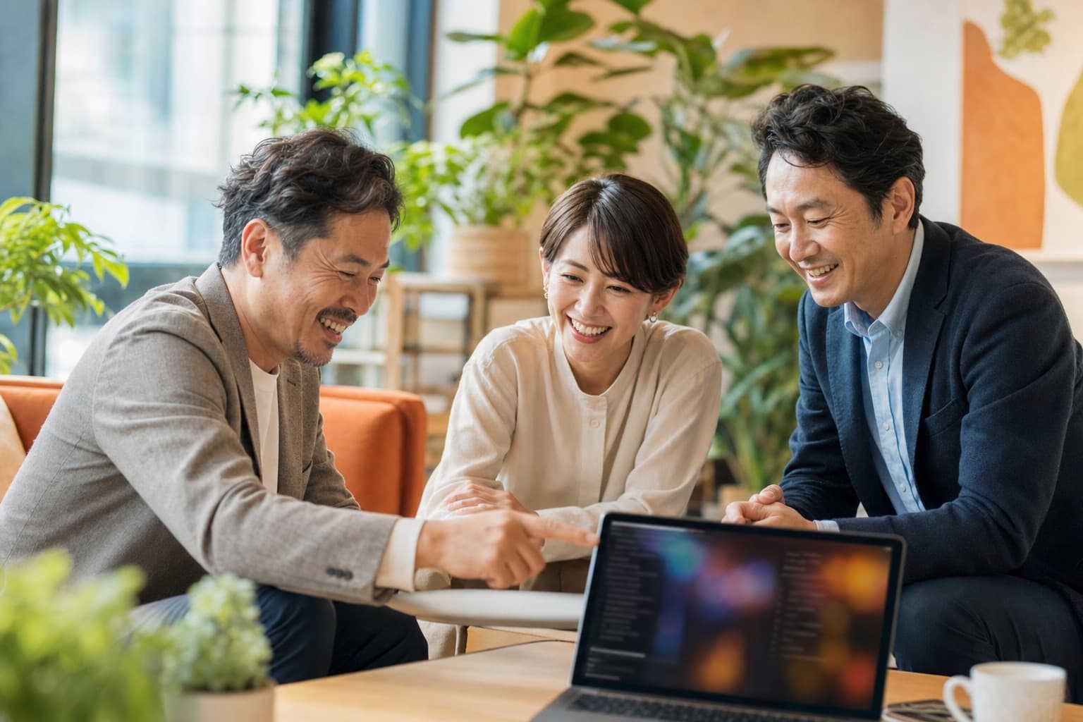 ラップトップの画面を囲んで学ぶビジネスパーソンたち
